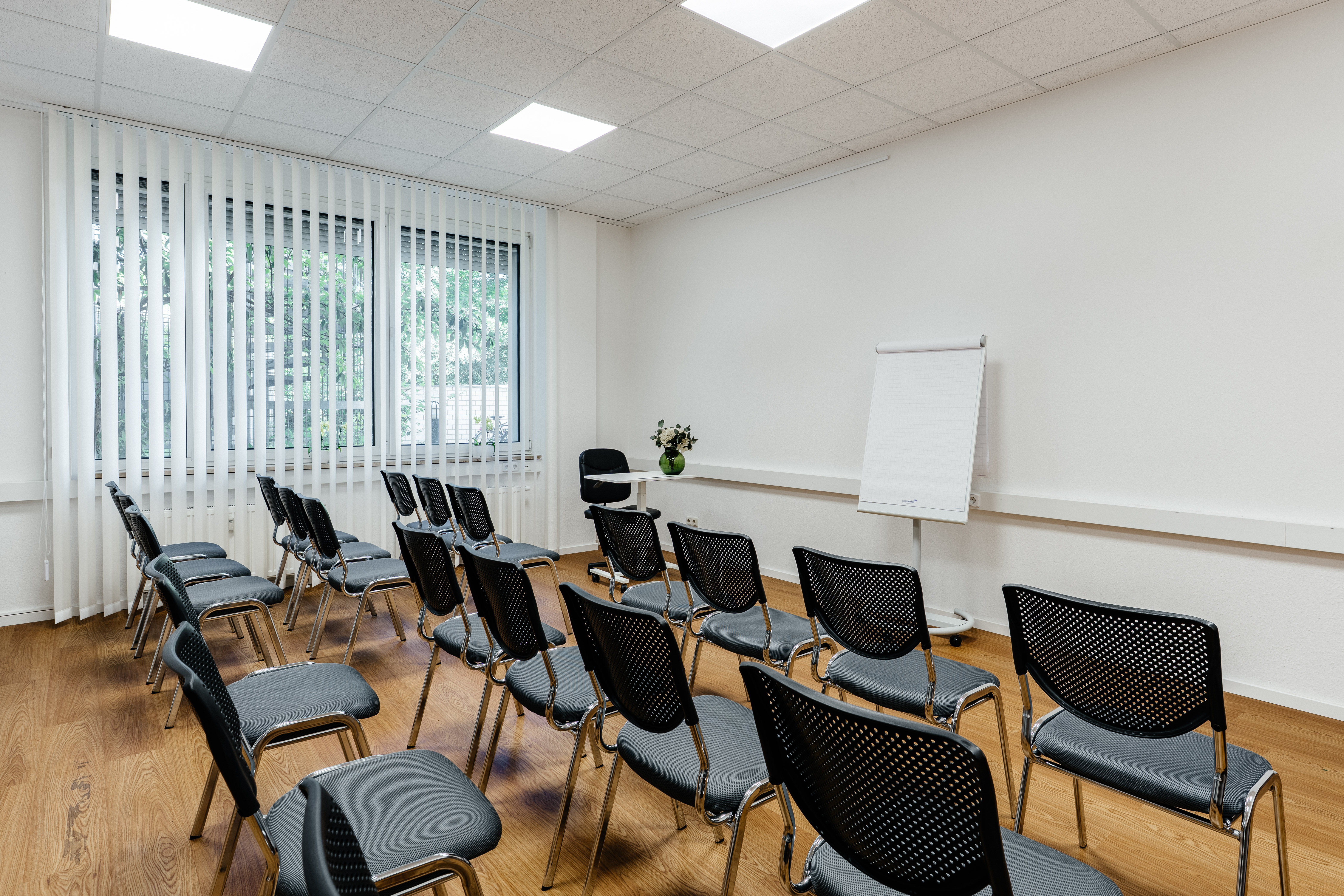 Besprechungsraum mit weißer Leinwand
