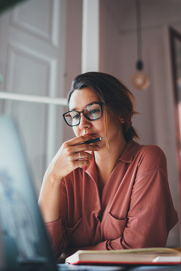 Besorgte Frau schaut auf Laptop
