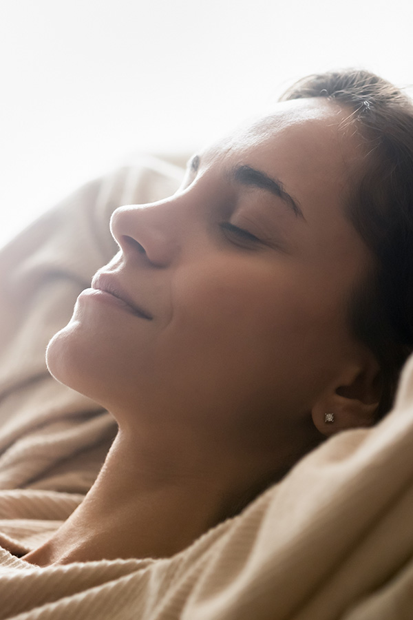 Entspannte Frau mit geschlossenen Augen