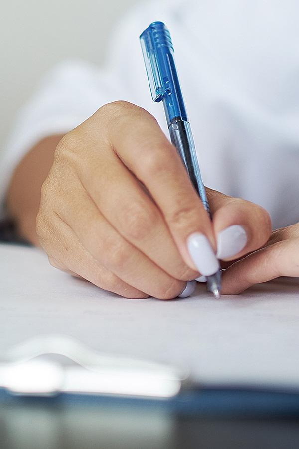 Arzt schreibt auf Dokument